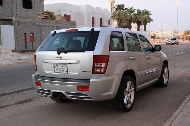 جيب شروكي2007 SRT8 فضي سعودي