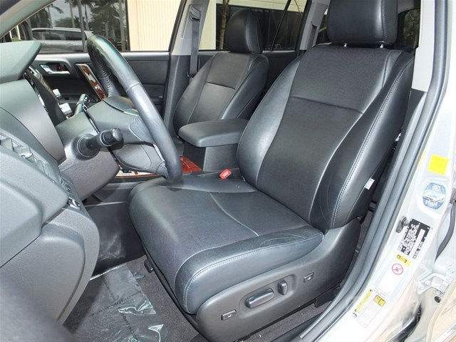 FAIRLY USED TOYOTA HIGHLANDER 2011