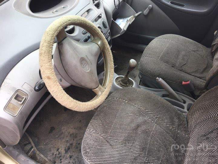 سيارة تويوتا ايكو موديل 2001 للبيع