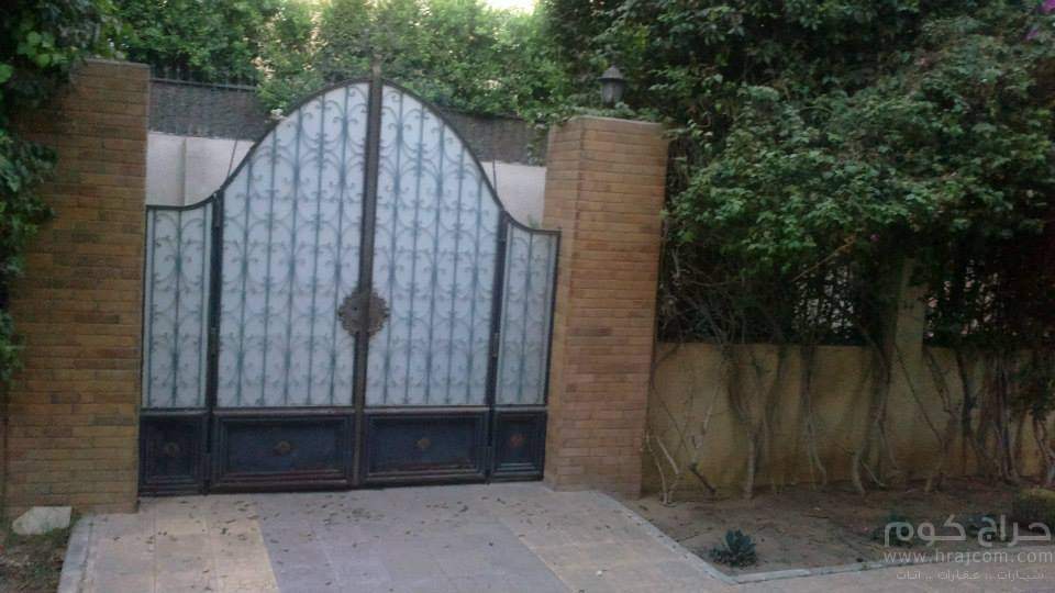 للايجار فيلا مفروشة فرش راقى جدا بكمبوند الشروق 2000 بالشروق